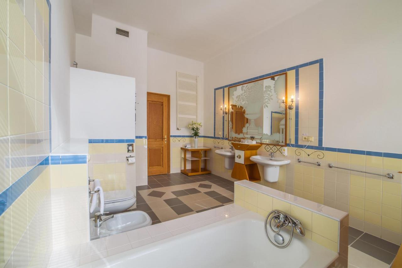 Hotel Three Lilies Inkl Aquaforum Frantiskovy Lazne Ngoại thất bức ảnh